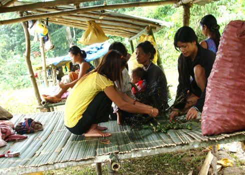 Khu[-]lều[-]tạm[-]mọc[-]lên[-]dưới[-]chân[-]núi[-]Cà[-]Tu[-]sơ[-]sài,[-]trống[-]hoác[-]thế[-]này.[-]Ảnh:[-]Trí[-]Tín.