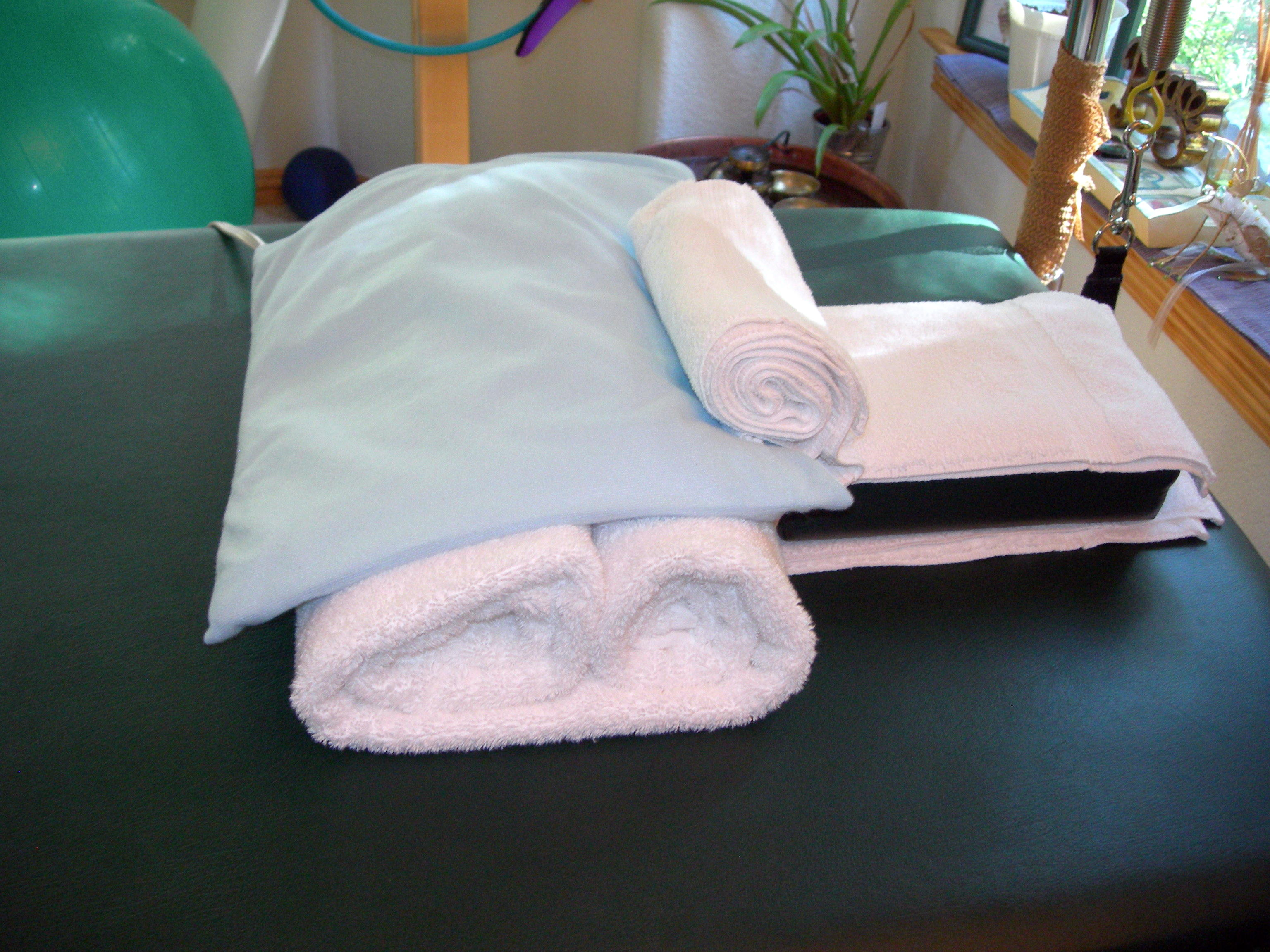 Nên[-]lót[-]một[-]chiếc[-]khăn[-]tắm[-]lót[-]dưới[-]vùng[-]chậu[-]khi[-]quan[-]hệ.