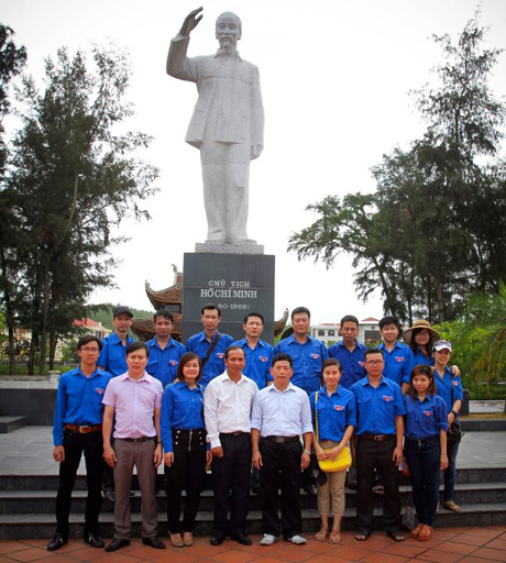 Đoàn[-]viên[-]thanh[-]niên[-]dâng[-]hương[-]và[-]chụp[-]ảnh[-]lưu[-]niệm[-]tại[-]tượng[-]đài[-]Bác[-]trên[-]đảo[-]Cô[-]Tô.