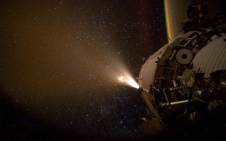 Trạm[-]ISS[-]trong[-]không[-]gian[-]từ[-]góc[-]chụp[-]của[-]phi[-]hành[-]gia[-]Edoardo[-]Amaldi.