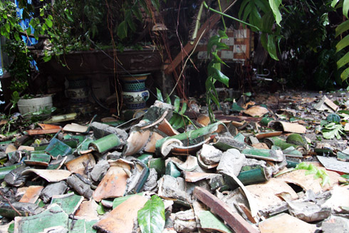 Một[-]bức[-]tường[-]và[-]nhiều[-]vật[-]dụng[-]của[-]nhà[-]hàng[-]3[-]Miền[-]bị[-]cây[-]đè[-]đổ[-]bể.