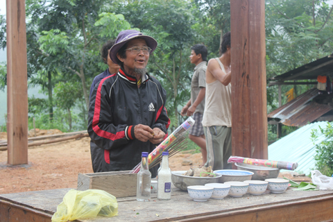 Ông[-]Nguyễn[-]Ngọc[-]Đoàn[-]cúng[-]nhà[-]mới.