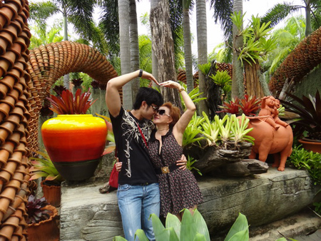 Bức[-]ảnh[-]ôm[-]hôn[-]thắm[-]thiết[-]của[-]Hoàng[-]Việt[-]và[-]tình[-]già[-]tỷ[-]phú[-]bị[-]dư[-]luận[-]chỉ[-]trích