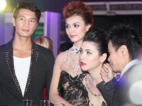 Nữ[-]người[-]mẫu[-]trở[-]thành[-]tâm[-]điểm[-]chú[-]ý[-]ngay[-]lập[-]tức[-]với[-]bộ[-]váy[-]xuyên[-]thấu