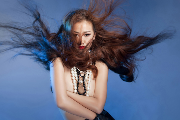 Trong[-]bộ[-]ảnh[-]mới[-]nhất,[-]Maya[-]khai[-]thác[-]tối[-]đa[-]vẻ[-]quyến[-]rũ[-]trong[-]từng[-]động[-]tác.