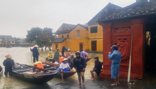 Làng[-]mạc[-]Quảng[-]Nam[-]ngập[-]chìm[-]trong[-]nước,[-]thủy[-]điện[-]vẫn[-]xả[-]lũ
