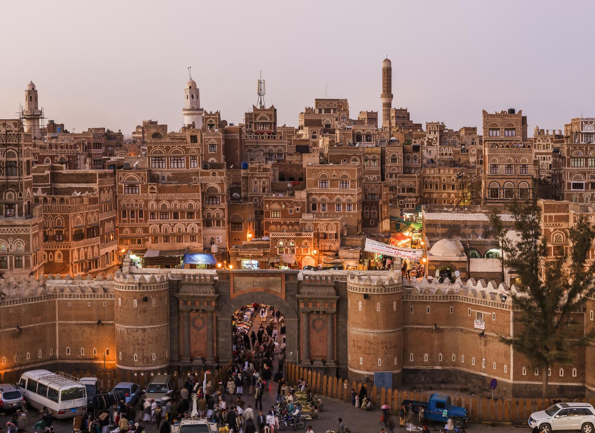 Những[-]tòa[-]nhà[-]chọc[-]trời[-]bằng[-]bùn[-]giữa[-]lòng[-]Yemen