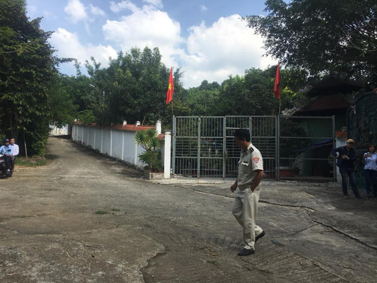 Chính[-]quyền[-]đến[-]biệt[-]phủ[-]xây[-]trái[-]phép[-]kiểm[-]tra,[-]người[-]làm[-]không[-]chịu[-]mở[-]cửa