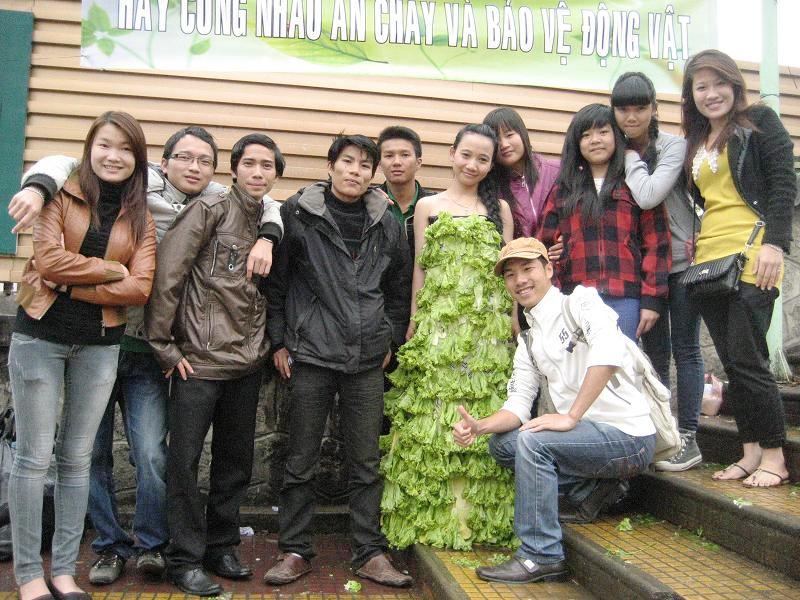 Rất[-]nhiều[-]người[-]đến[-]tham[-]gia[-]chương[-]tr&igrave;nh[-]v&agrave;[-]chụp[-]ảnh[-]lưu[-]niệm