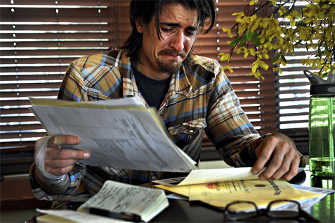 Craig[-]F.[-]Walker[-]of[-]The[-]Denver[-]Post[-]won[-]the[-]2012[-]Pulitzer[-]Prize[-]for[-]photography[-]on[-]April[-]16[-]for[-]a[-]feature[-]including[-]this[-]photo[-]of[-]Brian[-]Scott[-]Ostrom,[-]an[-]Iraq[-]war[-]veteran[-]who[-]returned[-]to[-]the[-]U.S.[-]with[-]a[-]severe[-]case[-]of[-]post[-]traumatic[-]stress[-]disorder.[-]Ảnh:[-]AP