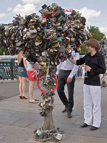 Khóa[-]tình[-]yêu