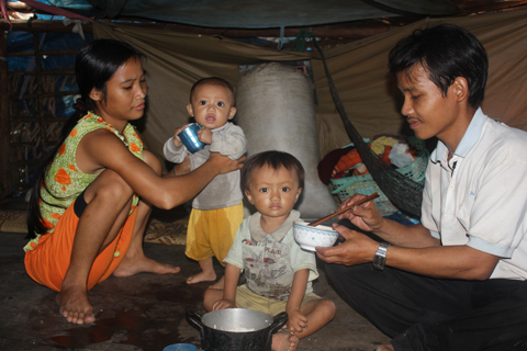 Bữa[-]cơm[-]chỉ[-]có[-]muối[-]trắng.