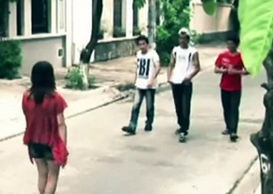 T&igrave;nh[-]huống[-]bị[-]c&ugrave;ng[-]l&uacute;c[-]3[-]t&ecirc;n[-]