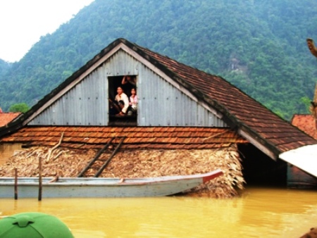 “Rốn[-]lũ”[-]Tân[-]Hóa[-]chuẩn[-]bị[-]“vũ[-]khí”[-]đón[-]lũ