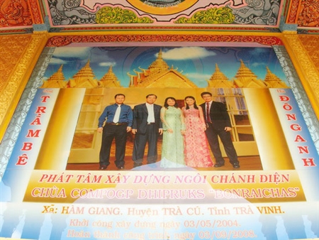 Ảnh[-]cả[-]nhà[-]Trầm[-]Bê[-]tại[-]chánh[-]điện[-]chùa[-]Vàm[-]Ray.