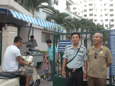 Bác[-]Cải[-](bên[-]phải)[-]cùng[-]các[-]bảo[-]vệ[-]giữ[-]gìn[-]an[-]ninh[-]cho[-]khu[-]phố[-]3.[-]Ảnh:[-]T.N.A