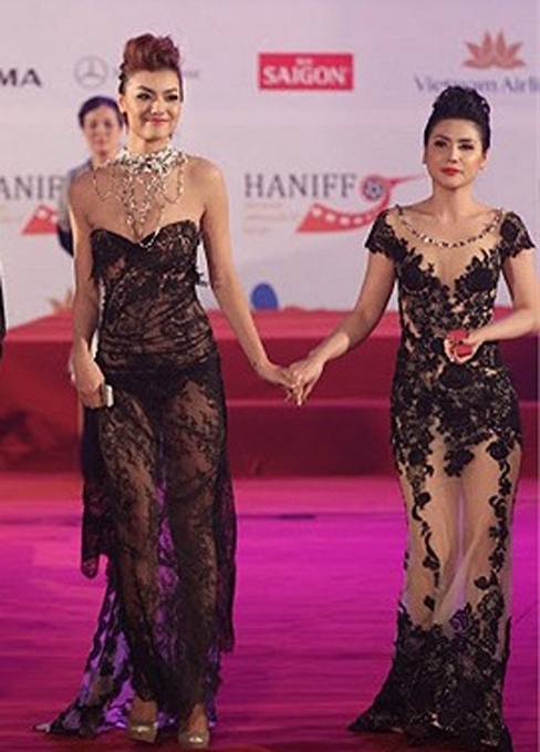 Hồng[-]Quế[-]và[-]Quỳnh[-]Hoa[-]cùng[-]diện[-]váy[-]ren[-]gợi[-]cảm