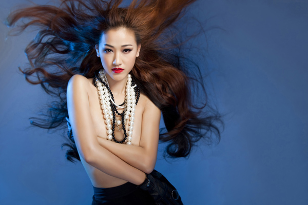 Cô[-]lấy[-]tay[-]che[-]ngực[-]trần.