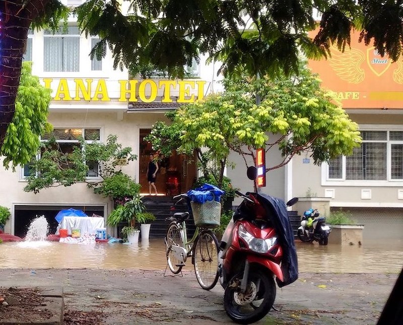Muốn[-]vào[-]“làng”[-]biệt[-]thự[-]phải...[-]chèo[-]thuyền