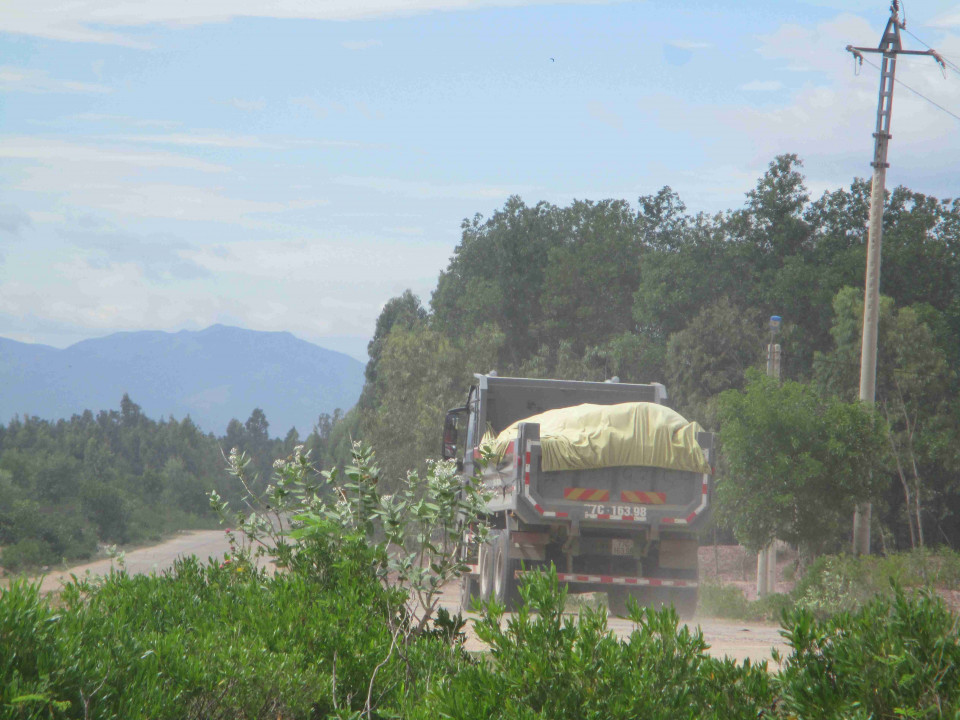 Bình[-]Định:[-]Báo[-]động[-]tình[-]trạng[-]khai[-]thác[-]đất[-]trái[-]phép[-]tại[-]chân[-]Núi[-]Bà