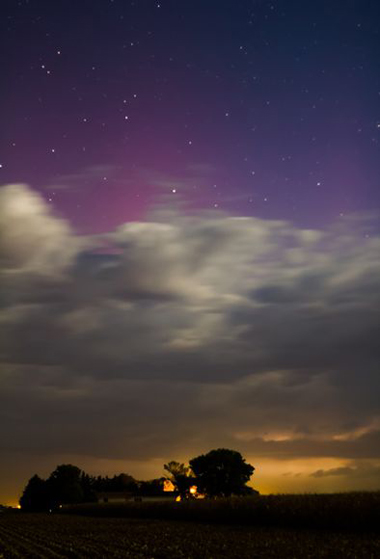 Cực[-]quang[-]màu[-]tím[-]xuất[-]hiện[-]phía[-]trên[-]các[-]đám[-]mây[-]trong[-]một[-]trận[-]bão[-]ở[-]bang[-]Nebraska,[-]Mỹ.[-]Ảnh:[-]NASA.