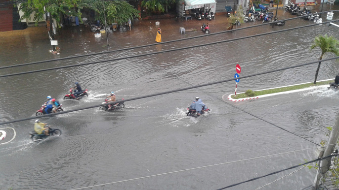 Cơn[-]mưa[-]“lạ”[-]ngày[-]U23[-]Việt[-]Nam[-]trở[-]về[-]khiến[-]Tây[-]Đô[-]chìm[-]trong[-]biển[-]nước