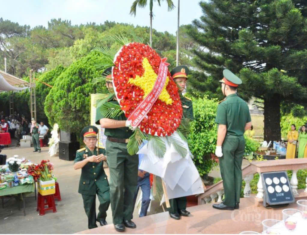 Th&agrave;nh[-]k&iacute;nh[-]tổ[-]chức[-]lễ[-]tưởng[-]niệm,[-]tri[-]&acirc;n[-]c&aacute;c[-]anh[-]h&ugrave;ng[-]liệt[-]sĩ[-]tại[-]Gia[-]Lai