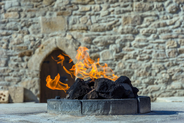 Kh&aacute;m[-]ph&aacute;[-]những[-]ngọn[-]lửa[-]bất[-]diệt[-]ở[-]Azerbaijan