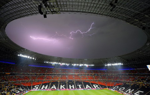 Tia[-]sét[-]sáng[-]rực[-]trên[-]sân[-]vận[-]động[-]Donbass[-](Donetsk,[-]Ukraine)[-]trong[-]trận[-]đấu[-]thuộc[-]bảng[-]D[-]vòng[-]chung[-]kết[-]Euro[-]2012[-]giữa[-]Ukraine[-]và[-]Pháp.[-]