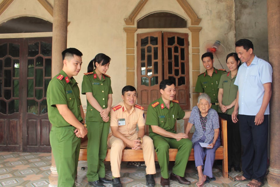 Thượng[-]úy[-]Hoàng[-]Văn[-]Bé,[-]người[-]cán[-]bộ[-]Đoàn[-]“Miệng[-]nói,[-]tay[-]làm”