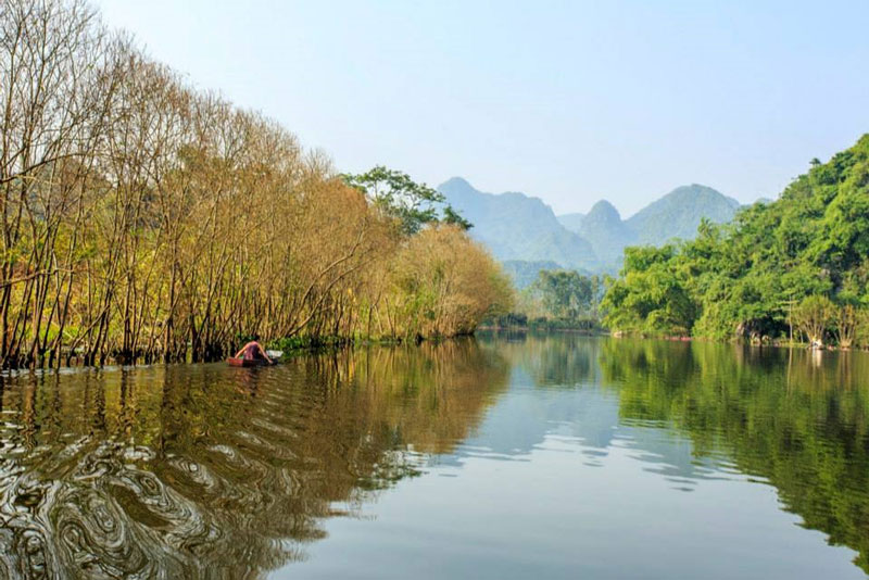 Suối[-]Yến[-]mang[-]đến[-]cho[-]du[-]khách[-]cảm[-]giác[-]bình[-]yên,[-]nhẹ[-]nhõm.[-]Ảnh:[-]Nguyễn[-]Đình[-]Thành.