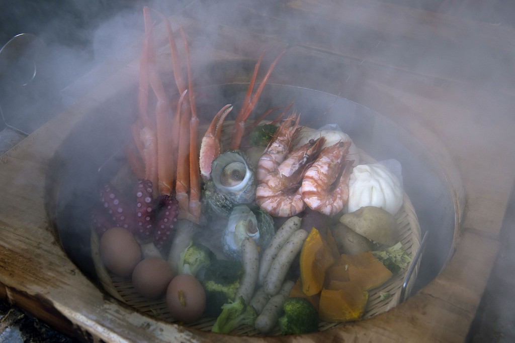 Nơi[-]người[-]dân[-]nấu[-]ăn[-]bằng[-]hơi[-]nước[-]bốc[-]lên[-]từ[-]lòng[-]đất