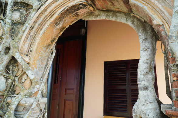 Tr&ugrave;ng[-]tu[-]ng&ocirc;i[-]đ&igrave;nh[-]hơn[-]100[-]tuổi,[-]giữ[-]nguy&ecirc;n[-]hai[-]c&acirc;y[-]bồ[-]đề[-]độc[-]đ&aacute;o[-]tr&ecirc;n[-]n&oacute;c