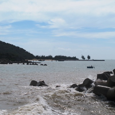 Tuyến[-]đường[-]đê[-]nối[-]đảo[-]Hòn[-]Cỏ[-]với[-]cảng[-]Hòn[-]La[-]đã[-]bị[-]chia[-]cắt[-]hoàn[-]toàn[-]sau[-]bão[-]số[-]8.