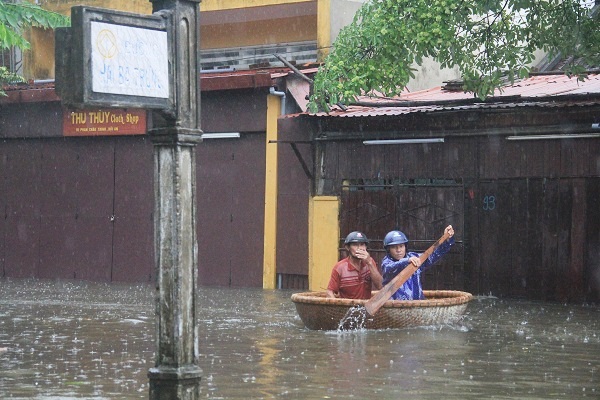Hội[-]An[-]thất[-]thủ,[-]du[-]khách[-]thuê[-]thuyền[-]chạy[-]lũ