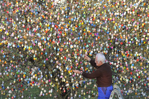 Volker[-]Kraft[-]decorated[-]a[-]tree[-]with[-]10,000[-]Easter[-]eggs[-]in[-]Saalfeld,[-]Germany,[-]March[-]21.[-]The[-]Kraft[-]family[-]has[-]been[-]decorating[-]their[-]tree[-]for[-]Easter[-]for[-]more[-]than[-]40[-]years.