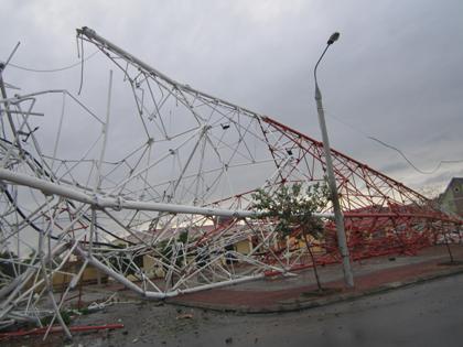 Tháp[-]truyền[-]hình[-]tại[-]TP[-]Nam[-]Định[-]bị[-]bão[-]quét[-]đổ[-]sập.[-](Ảnh:[-]Quốc[-]Cường).