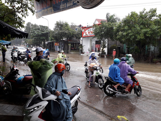 Làng[-]mạc[-]Quảng[-]Nam[-]ngập[-]chìm[-]trong[-]nước,[-]thủy[-]điện[-]vẫn[-]xả[-]lũ