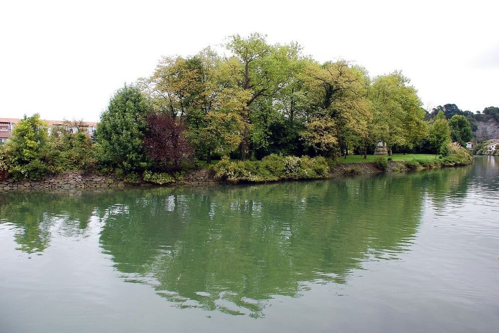 Hòn[-]đảo[-]6[-]tháng[-]của[-]nước[-]này,[-]6[-]tháng[-]của[-]nước[-]khác