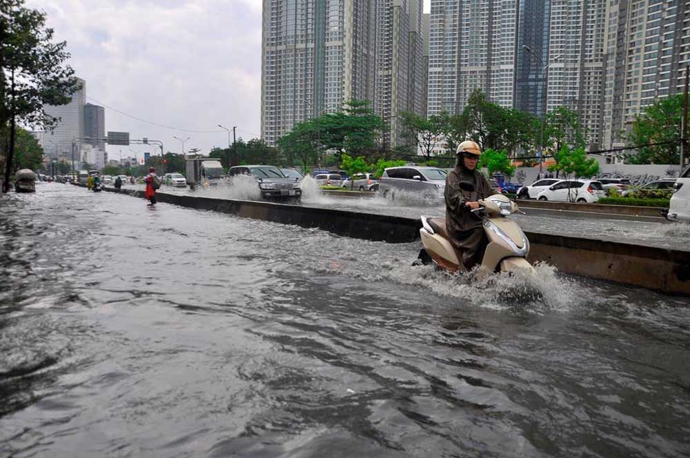 Đường[-]Sài[-]Gòn[-]ngập[-]sâu[-]trong[-]mưa[-]lớn,[-]nhiều[-]người[-]ngã[-]nhào