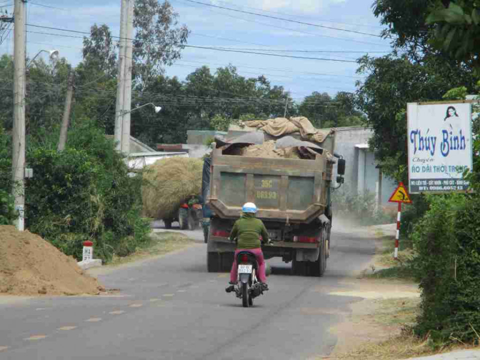 Bình[-]Định:[-]Báo[-]động[-]tình[-]trạng[-]khai[-]thác[-]đất[-]trái[-]phép[-]tại[-]chân[-]Núi[-]Bà