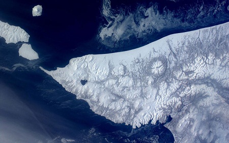 Bán[-]đảo[-]Kamchatka[-]ở[-]bờ[-]đông[-]nước[-]Nga[-]được[-]chụp[-]trong[-]Giờ[-]Trái[-]Đất[-]năm[-]nay,[-]31/3/2012.