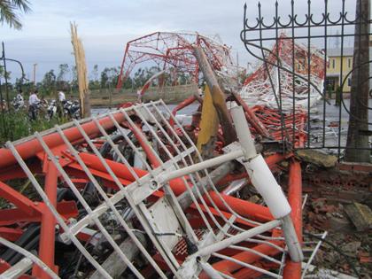 Tháp[-]truyền[-]hình[-]tại[-]TP[-]Nam[-]Định[-]bị[-]bão[-]quét[-]đổ[-]sập.[-](Ảnh:[-]Quốc[-]Cường).