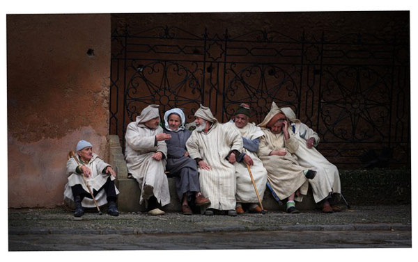 Các[-]cụ[-]già[-]vui[-]vẻ[-]buôn[-]chuyện[-]ở[-]Chefchaouen,[-]Morocco.[-]Ảnh:[-]SauKhiang[-]Chau.