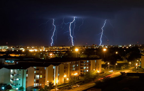 Các[-]tia[-]sét[-]trên[-]bầu[-]trời[-]đêm[-]ở[-]Cali,[-]khu[-]vực[-]Valle[-]del[-]Cauca,[-]Colombia.