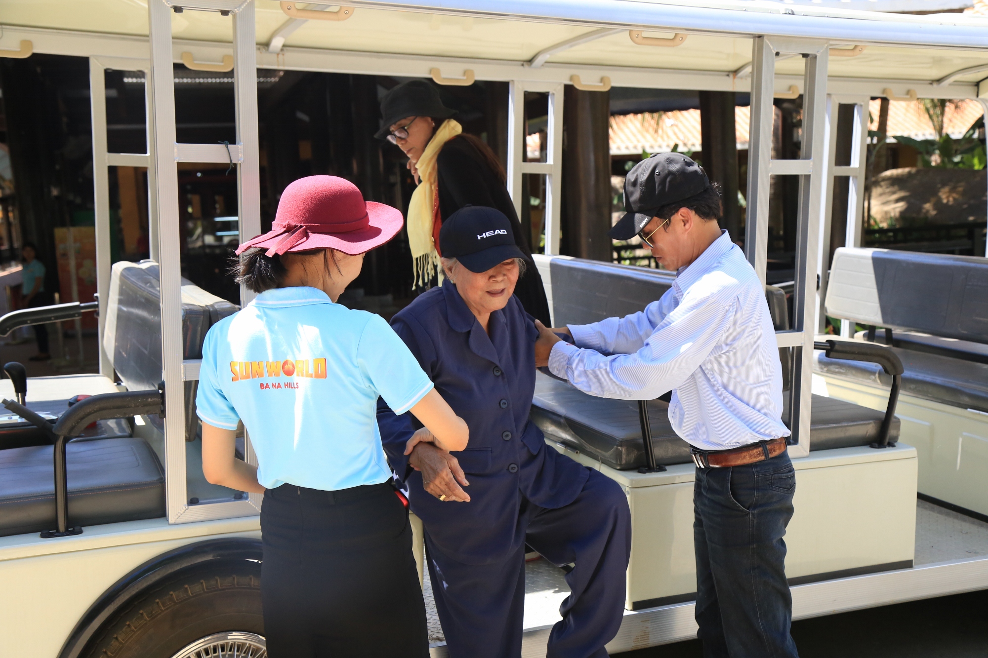 Trao[-]một[-]lời[-]chào,[-]nhận[-]lại[-]lòng[-]tin