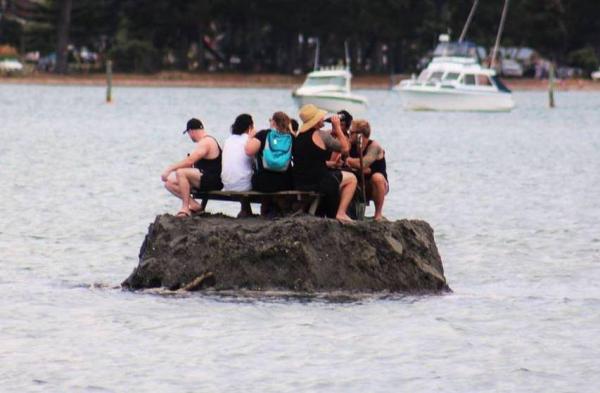 Bị[-]cấm[-]uống[-]rượu,[-]dân[-]New[-]Zealand[-]dùng[-]cách[-]độc[-]để[-]lách[-]luật