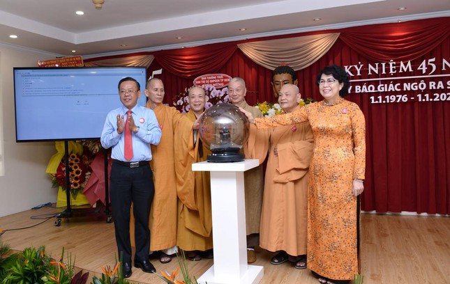 Lễ[-]kỷ[-]niệm[-]45[-]năm[-]ngày[-]báo[-]Giác[-]Ngộ[-]ra[-]số[-]đầu[-]tiên