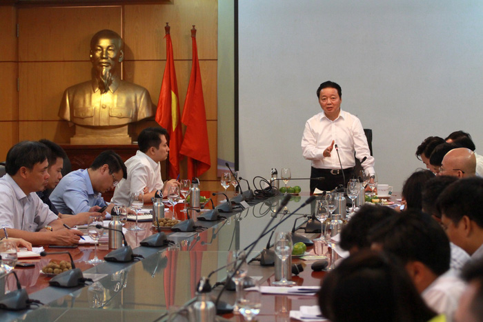 Trung[-]Quốc[-]cấm[-]nhập,[-]phế[-]liệu[-]ầm[-]ầm[-]vào[-]Việt[-]Nam