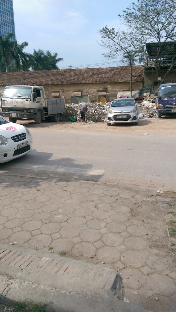 Ô[-]nhiễm[-]môi[-]trường[-]do[-]bãi[-]tập[-]kết[-]vật[-]liệu[-]rác[-]thải[-]tại[-]ngõ[-]84[-]chùa[-]Láng,[-]Đống[-]Đa,[-]Hà[-]Nội